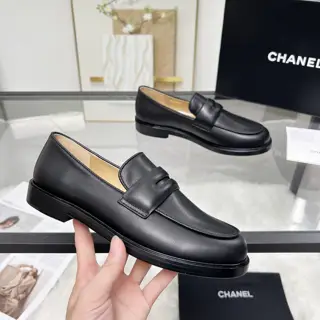 Chanel loafers are full of retro style. The delicate shoe shape is very pleasing to the