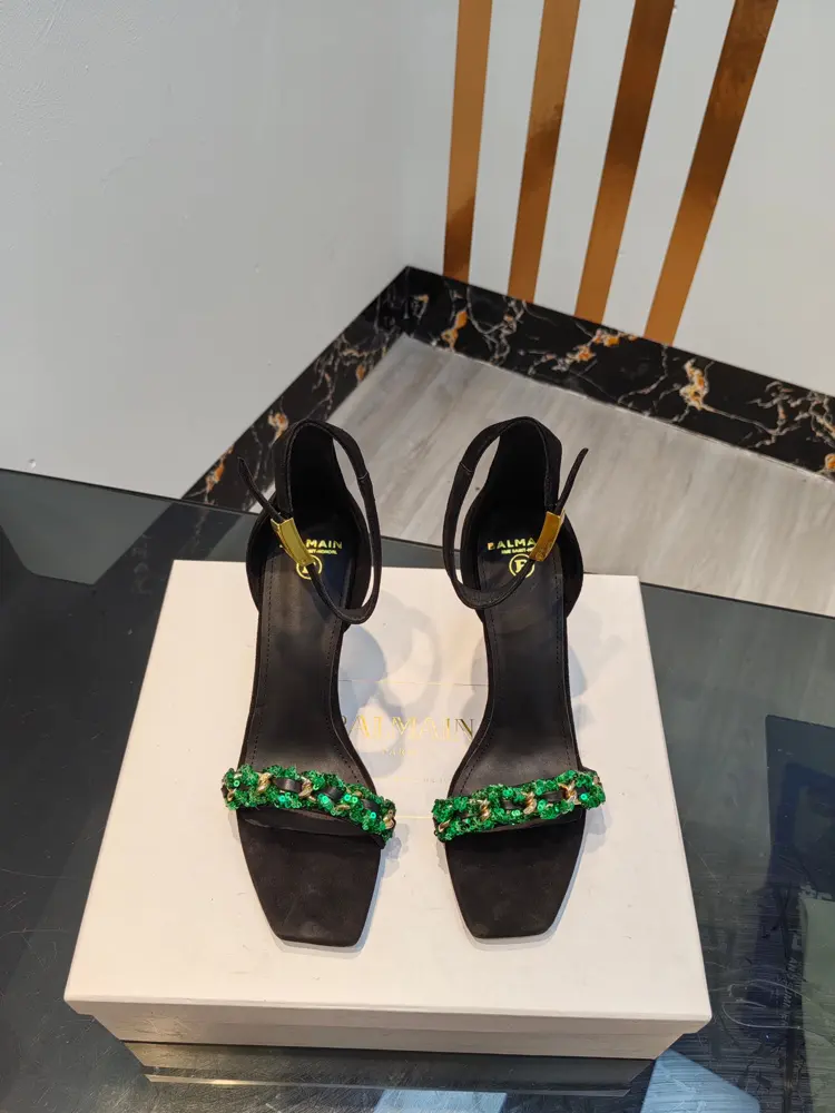 Balmain’s latest spring and summer catwalk original metal buckle high-heeled sandals