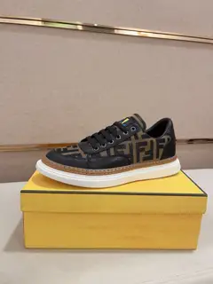 Fendi casual sports shoes upper imported cowhide fabric imported sheepskin lining. Original