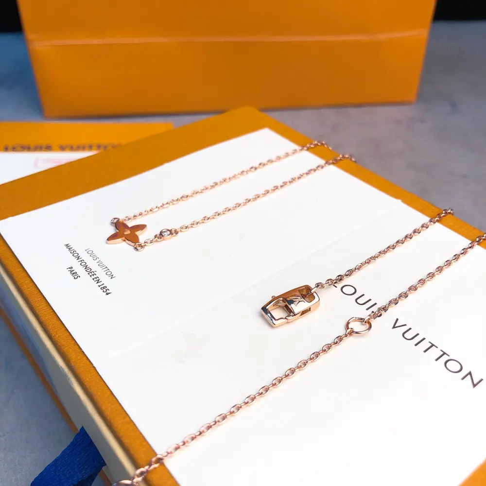 Louis Vuitton dylle Blossom necklace