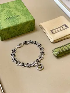 The latest classic Gucci bracelet. Exquisite. Both the style and the texture are absolutely