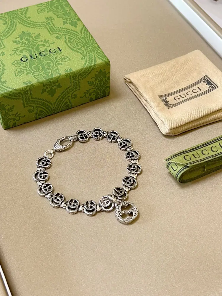 The latest classic Gucci bracelet. Exquisite. Both the style and the texture are absolutely