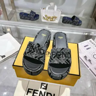 The latest popular wide-band thick-soled slippers