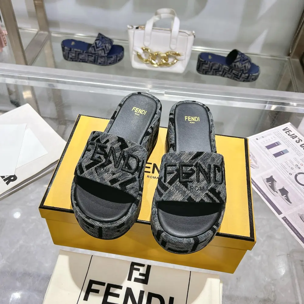 The latest popular wide-band thick-soled slippers