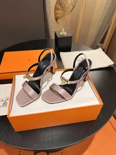 Continue the classic Hermes Classic H High Heel Sandal Series——————————Fashionable
