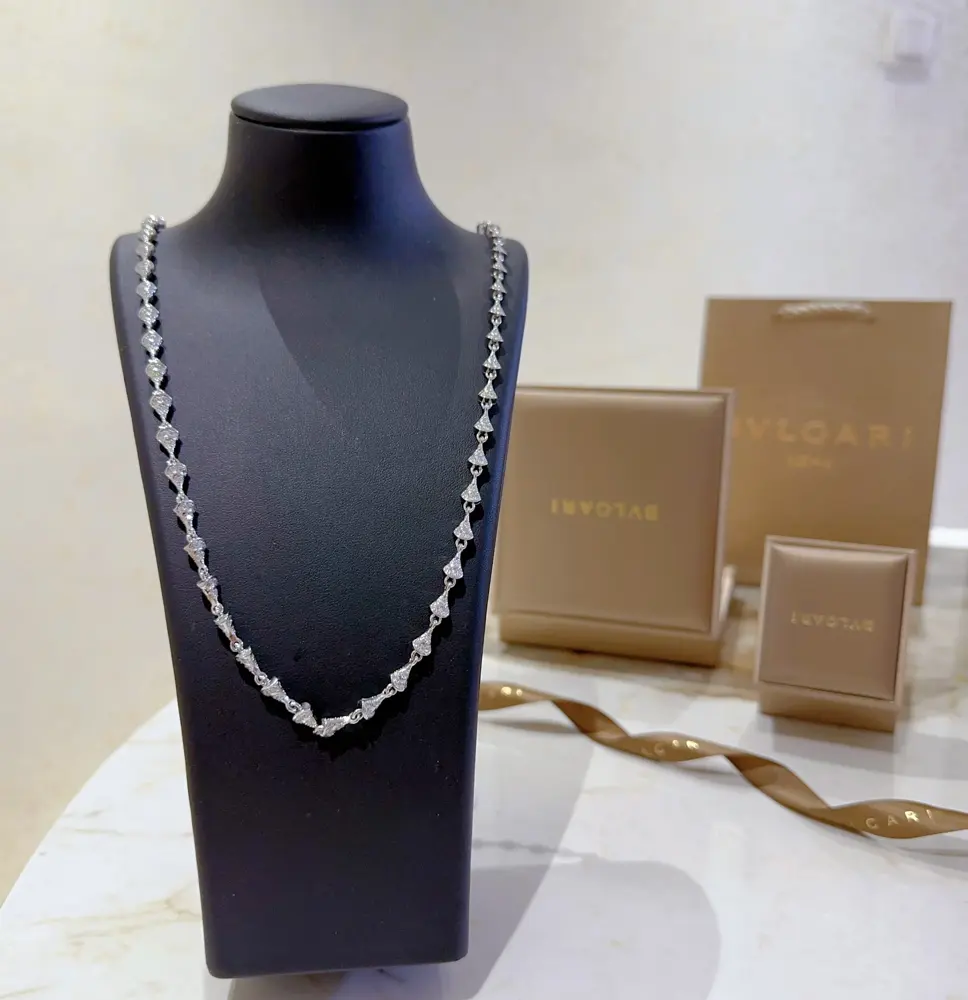 Bvlgari DIVAS’ DREAM series is in perfect condition and has invincible details. The unique