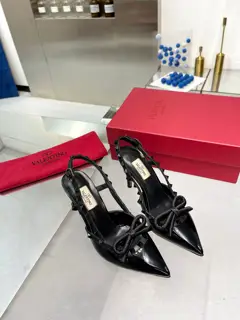 Valentino. Valentino VLogo series shoes The latest rhinestone buckle series in the counter