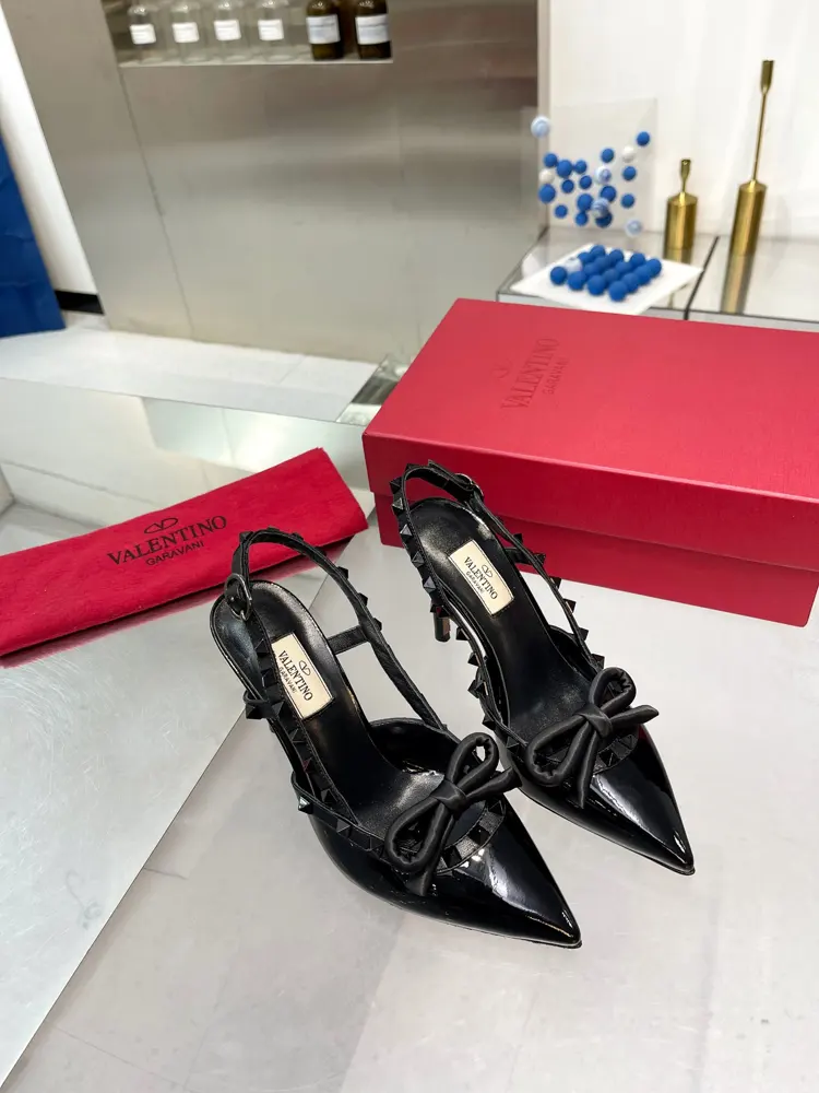 Valentino. Valentino VLogo series shoes The latest rhinestone buckle series in the counter