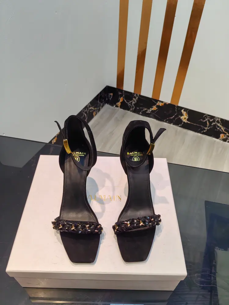 Balmain’s latest spring and summer catwalk original metal buckle high-heeled sandals