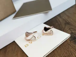 Bvlgari’s fan-shaped ring with staggered diamonds