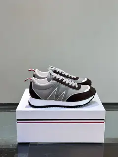 Moncler low-top sneakers are designed for outdoor running or urban walking. Classic series