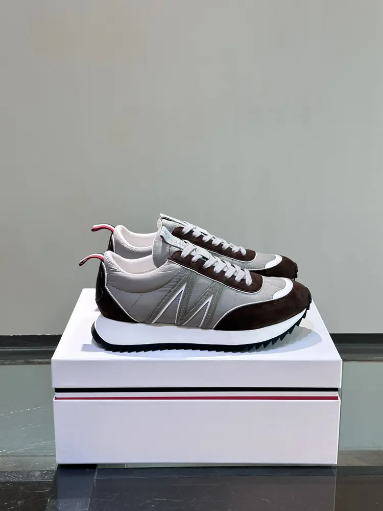 Moncler low-top sneakers are designed for outdoor running or urban walking. Classic series