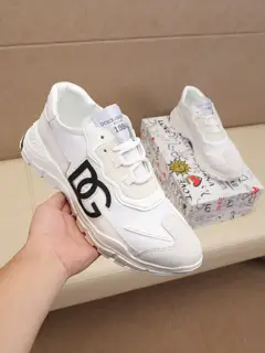 Dolce & Gabbana men’s casual sports shoes are popular. New products are synchronized with