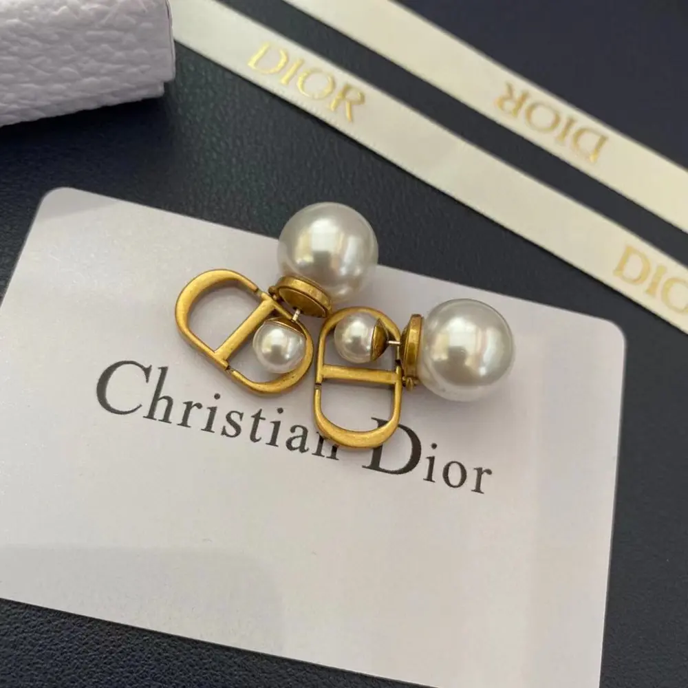 Dior 2024 purchasing level white mother-of-pearl earrings