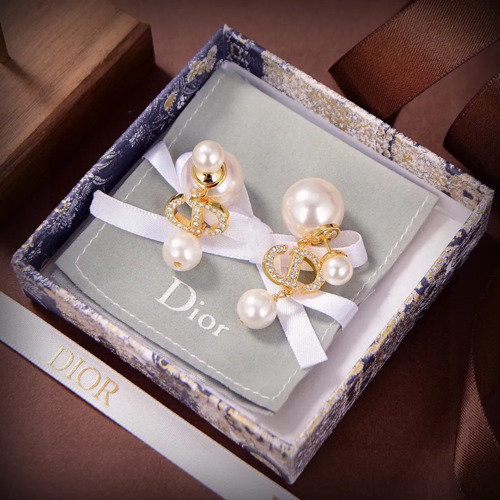 New original goods DIOR CD pearl earrings The same brass material as the counter