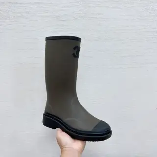 Chanel vintage rain boots▪ Vantage vintage fanatics…real antiques
