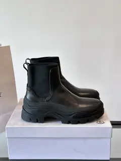 Moncler high-top men’s boots are a distinctive men’s item