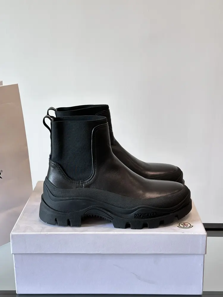 Moncler high-top men’s boots are a distinctive men’s item