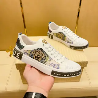 Versace 2024 new models are carefully crafted and set off the whole audience