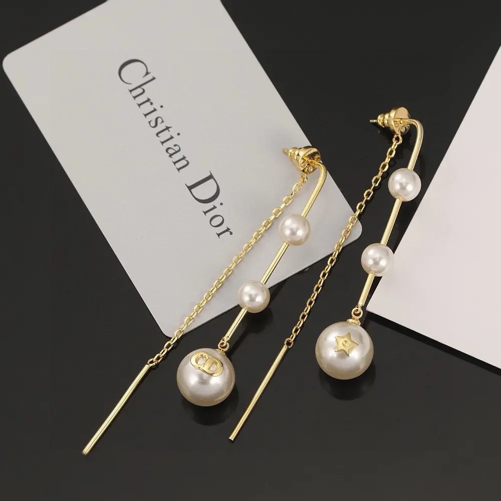 Dior’s hot-selling new earrings are newly released cd letter star pearl retro earrings are