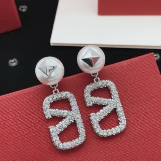 Valentino pearl earrings pendant in v-shaped diamond silver