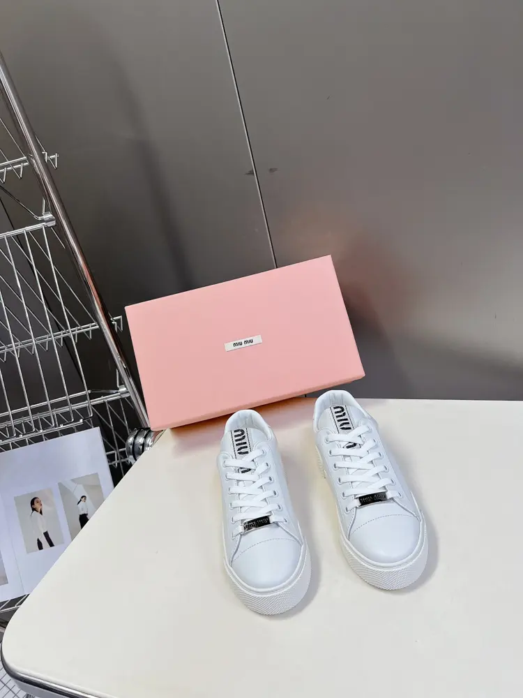 Miu Miu Miu’s latest catwalk casual shoes. A popular model among bloggers at home and