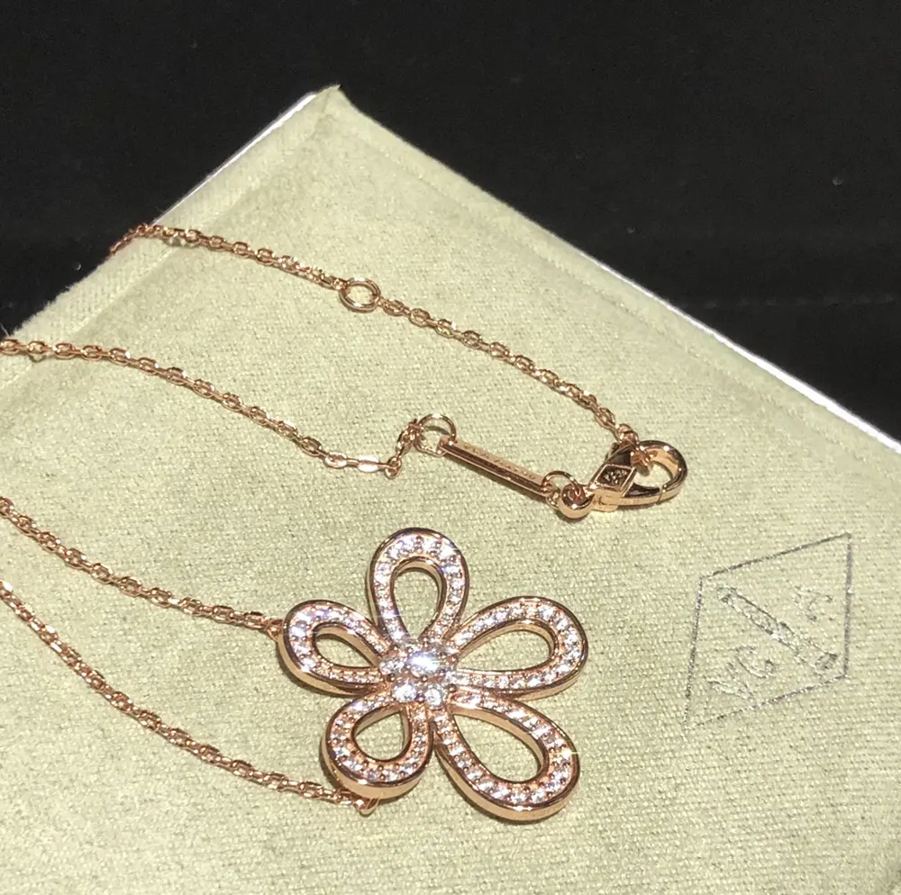 Van Cleef & Arpels Classic Flower Large Flower Necklace