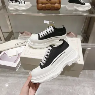 McQueen latest version of men’s and women’s couple’s shoes