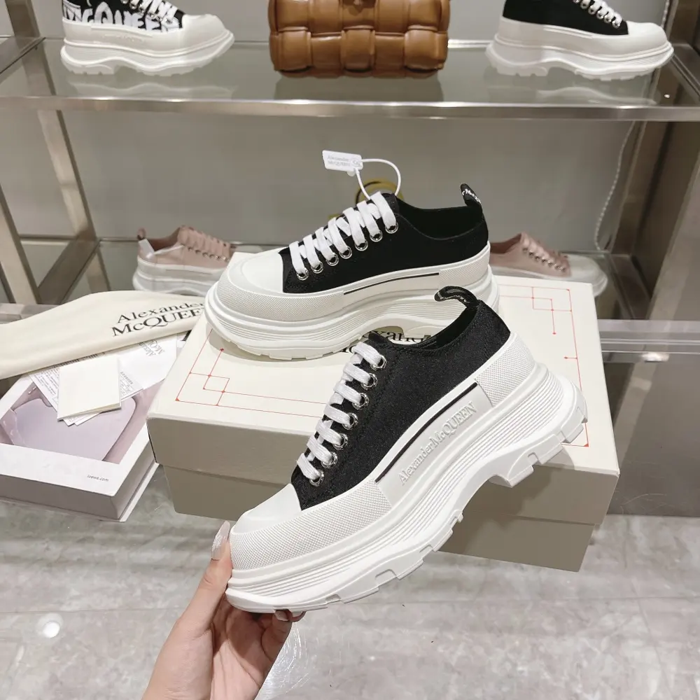 McQueen latest version of men’s and women’s couple’s shoes