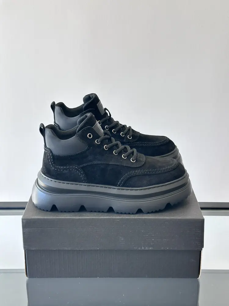 UGG strap series is popular in the global fashion circle. The thick sole of the snow boots