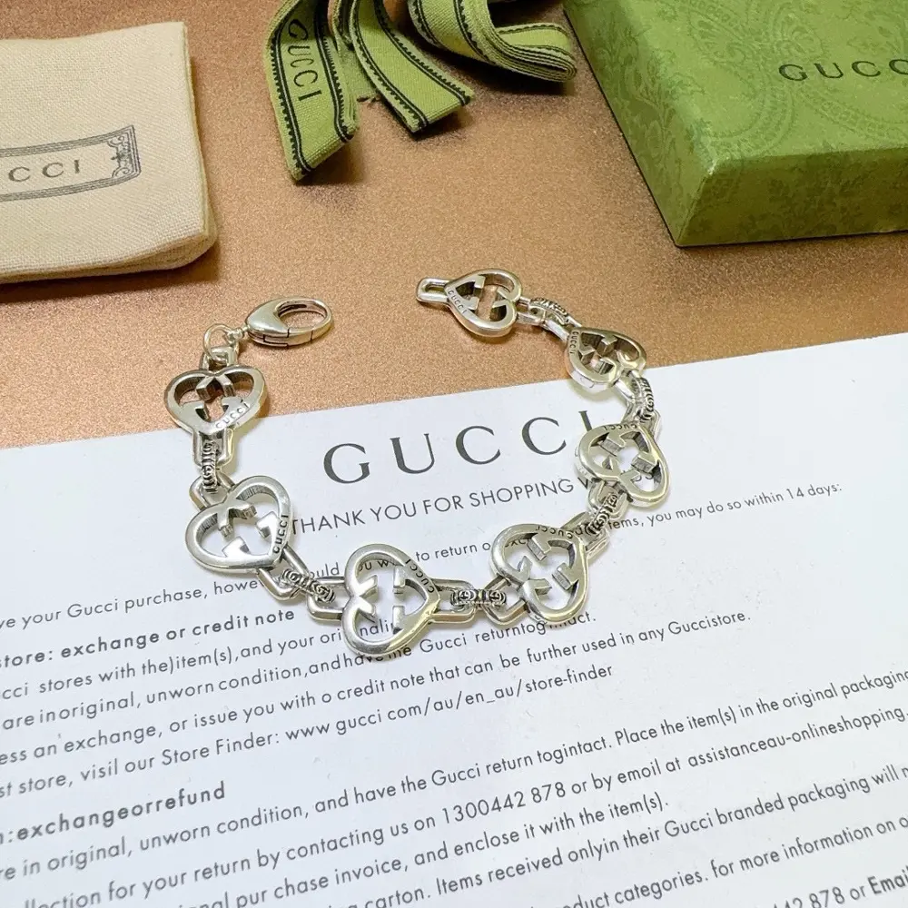 The latest classic Gucci bracelet. Exquisite. Both the style and the texture are absolutely