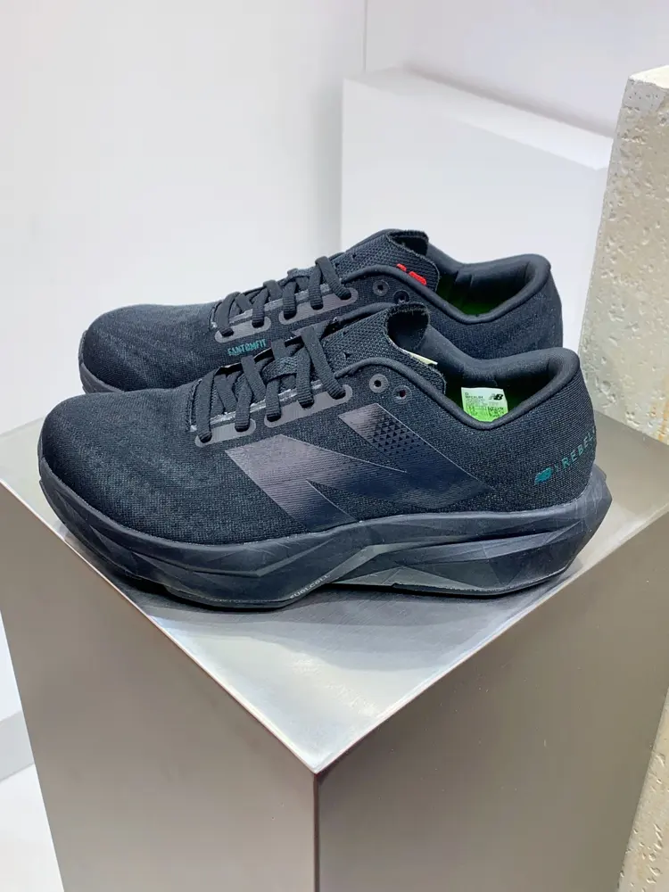 New Balance uses ultra-light and breathable 3D knitted mesh yarn material to construct the