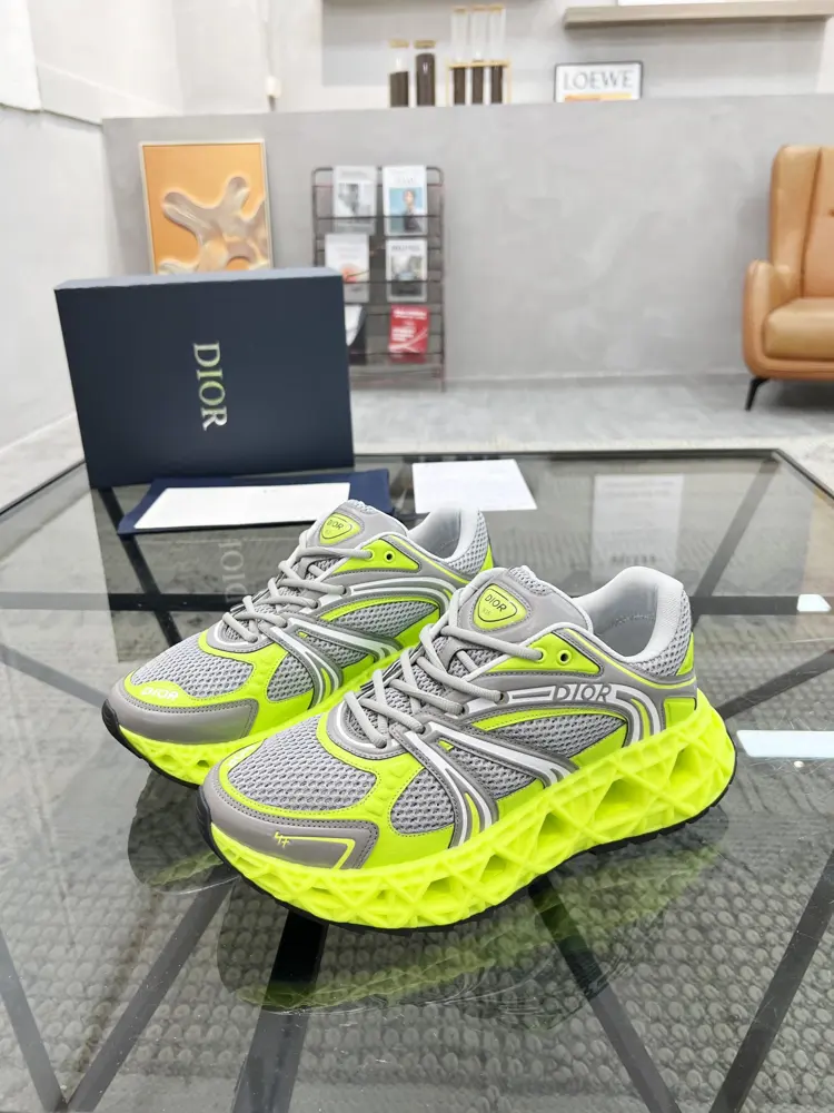 Dior men’s sports shoes are synchronized with the counter