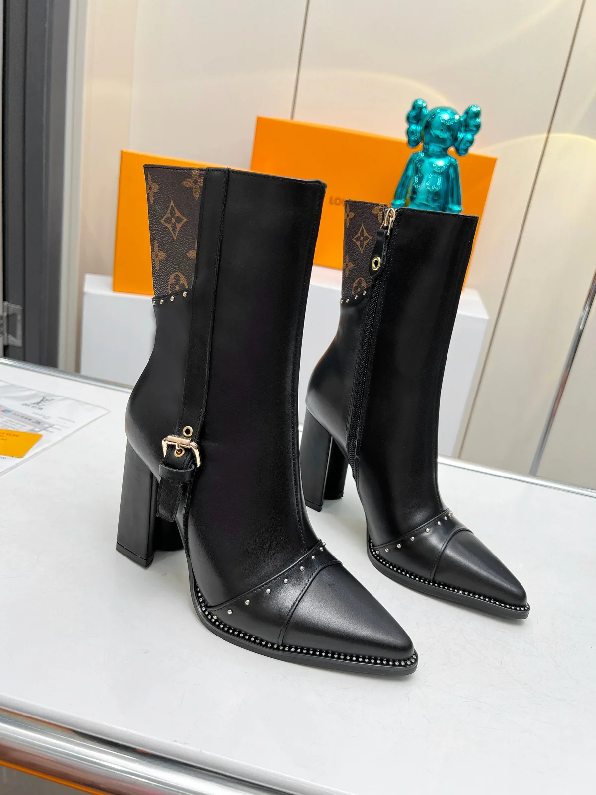 Louis Vuitton autumn and winter fashion long and short boots are on sale
