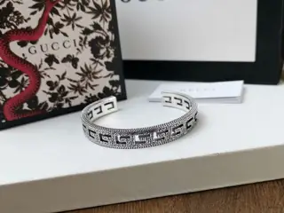 Gucci new square G pattern bracelet is decorated with exquisite Arabic engraving patterns