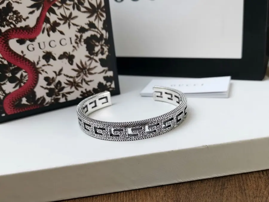 Gucci new square G pattern bracelet is decorated with exquisite Arabic engraving patterns