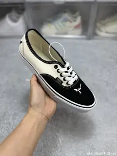 Vans OG OId Skool is a versatile low-top casual sports skateboard shoe. In fact
