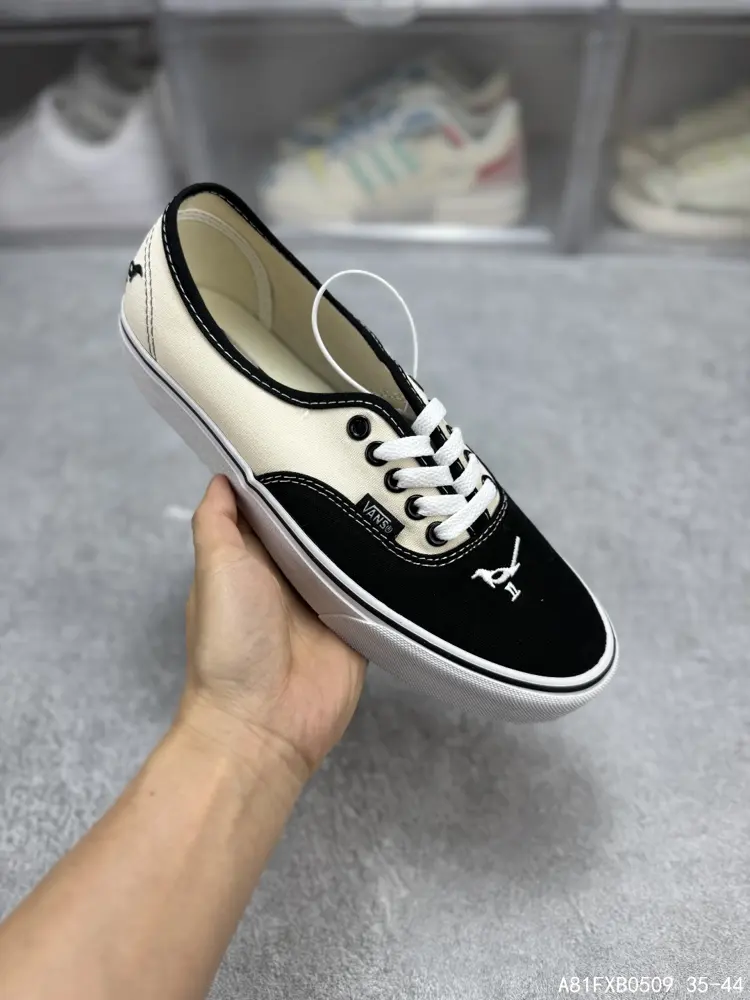 Vans OG OId Skool is a versatile low-top casual sports skateboard shoe. In fact