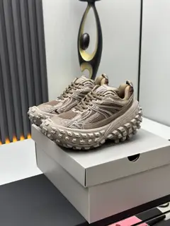 Balenciaga’s latest retro casual sneakers with tire soles The Hacker Project series