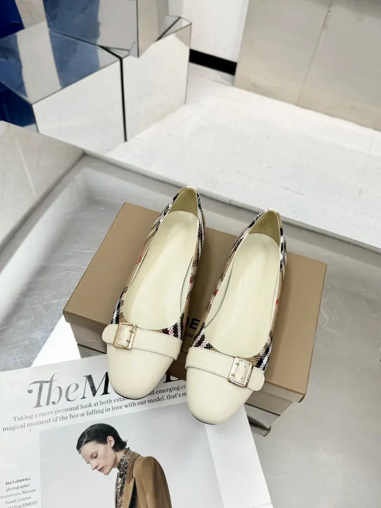 BURBERRY classic checkered flat shoes are the most undemanding and age-neutral shoes. They