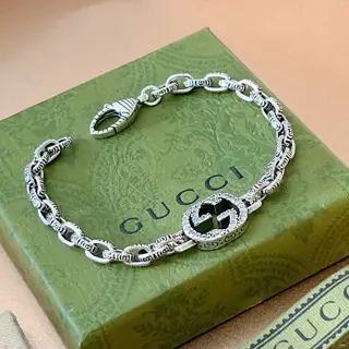 The latest classic Gucci bracelet. Exquisite style and texture. It is absolutely top-notch