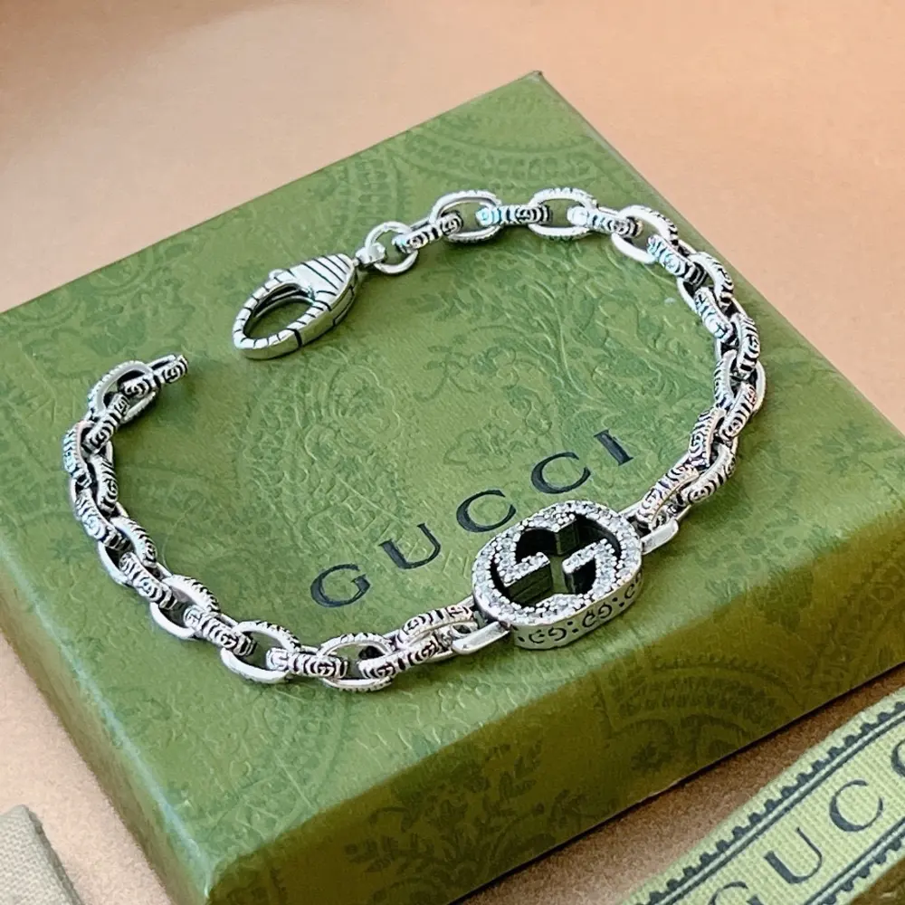 The latest classic Gucci bracelet. Exquisite style and texture. It is absolutely top-notch