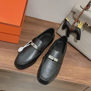 Hermes Kelly buckle loafers. I bought the product again at the beginning of the year. It