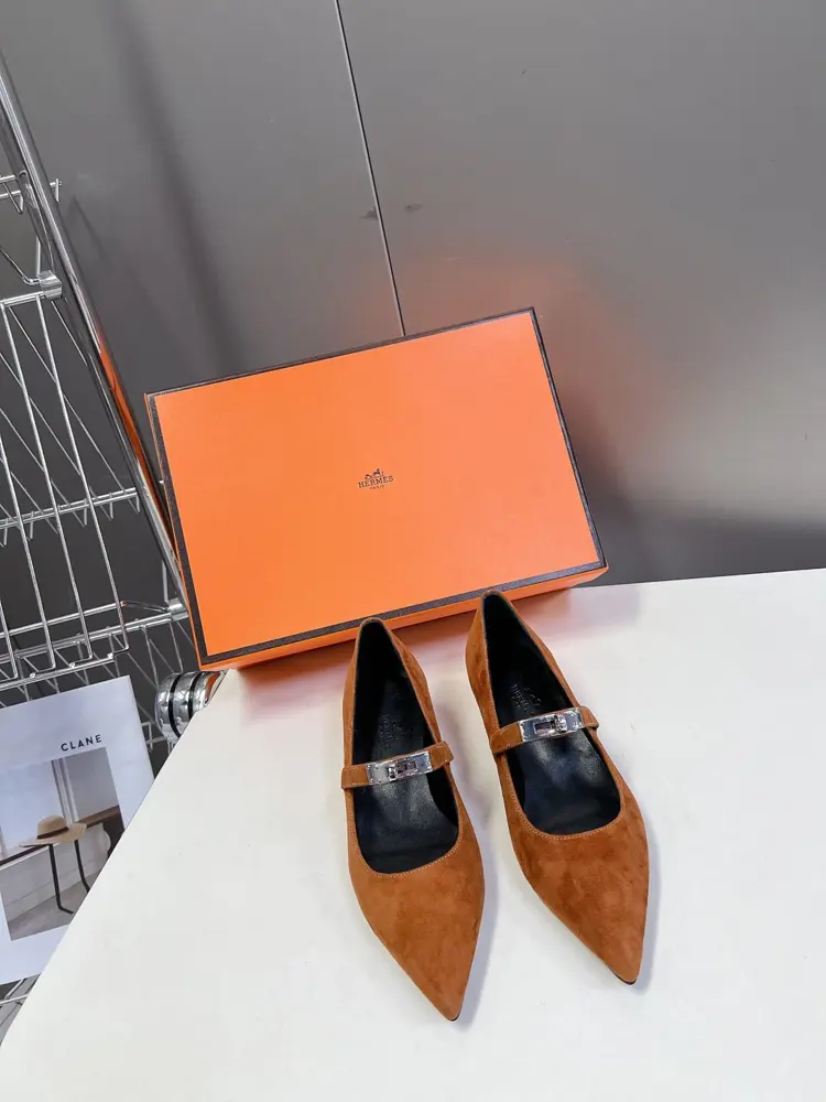 Hermès latest spring and summer Kelly buckle pointed cat heel fashion shoes. Hard to find