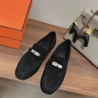 Hermes Kelly buckle loafers. I bought the product again at the beginning of the year. It