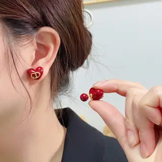 Dior new models are on the market. New Year red CD letters and red hearts. Pearl earrings
