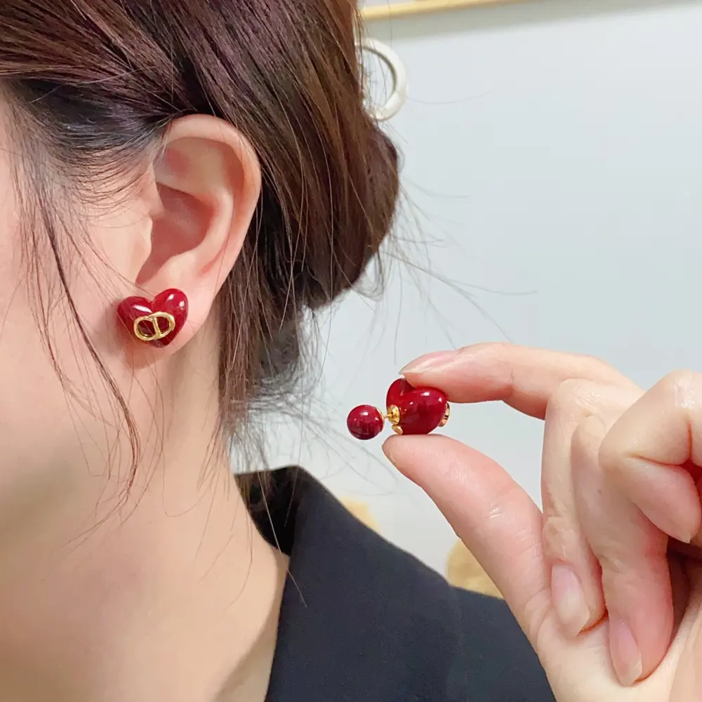 Dior new models are on the market. New Year red CD letters and red hearts. Pearl earrings