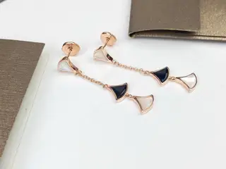 Bvlgari black agate and white mother-of-pearl fan-shaped earrings [Proud] 925 silver needle