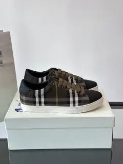 Burberry men’s classic low-top sneakers