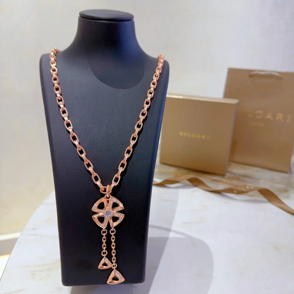 Bvlgari DIVAS’ DREAM series is in perfect condition and has invincible details. The unique
